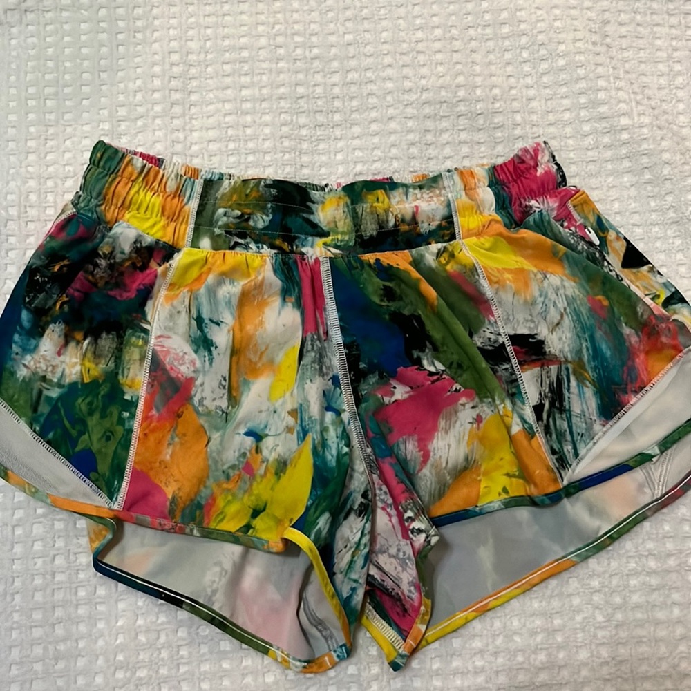 Limited edition Lululemon hotty hot 2.5”